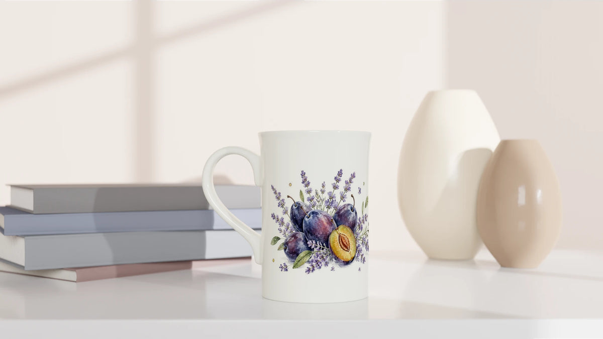 Schlanke Porzellantasse mit botanischem Zwetschgenmotiv, Lavendel und natürlichem Blattwerk