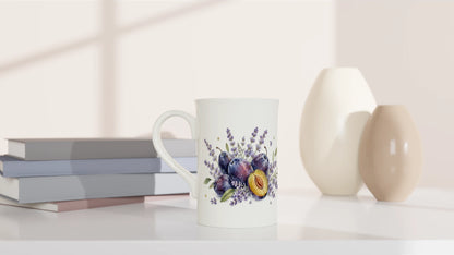 Schlanke Porzellantasse mit botanischem Zwetschgenmotiv, Lavendel und natürlichem Blattwerk
