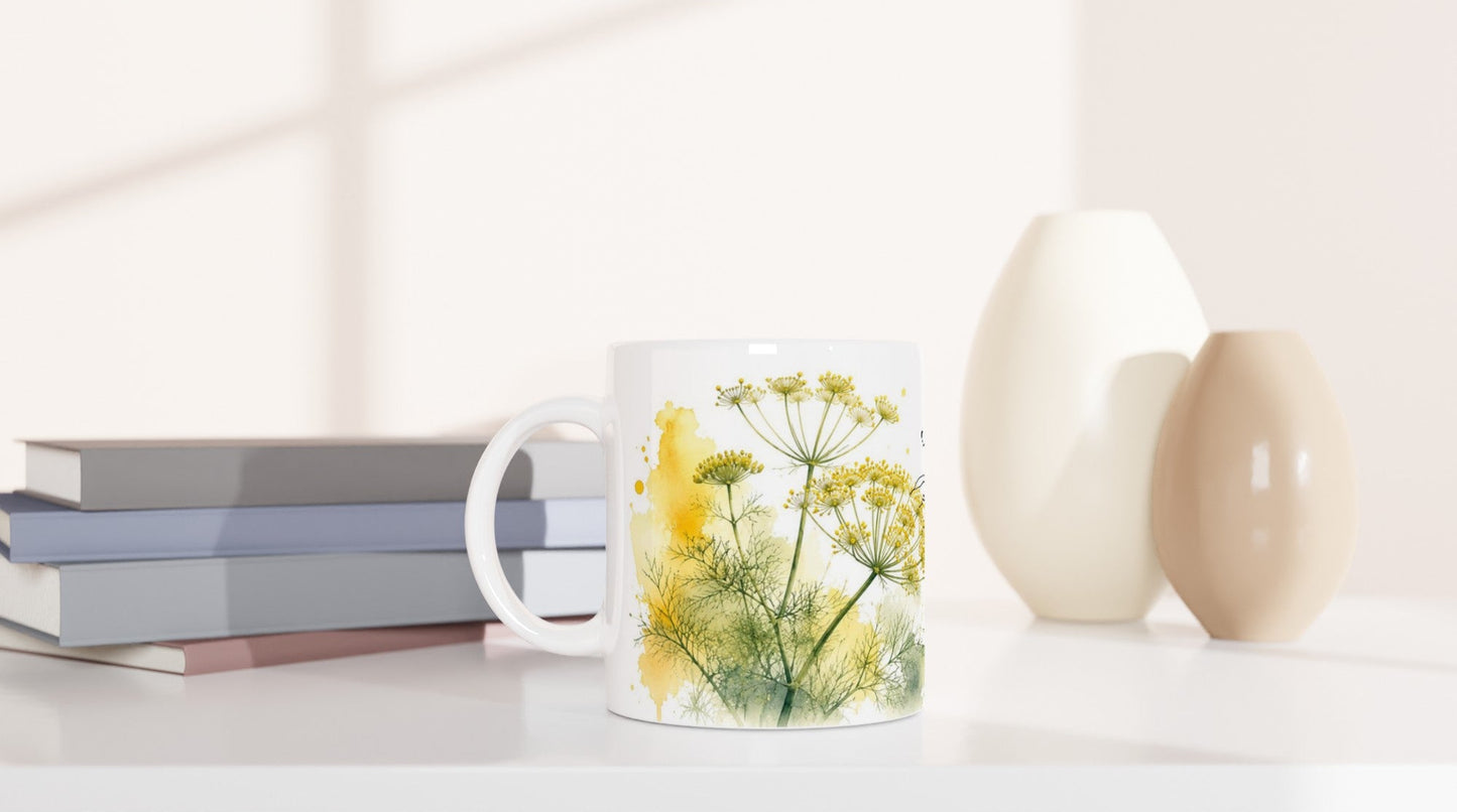 Botanische Tasse mit Schmetterling, gelben Blütendolden und ruhigem weißem Hintergrund.
