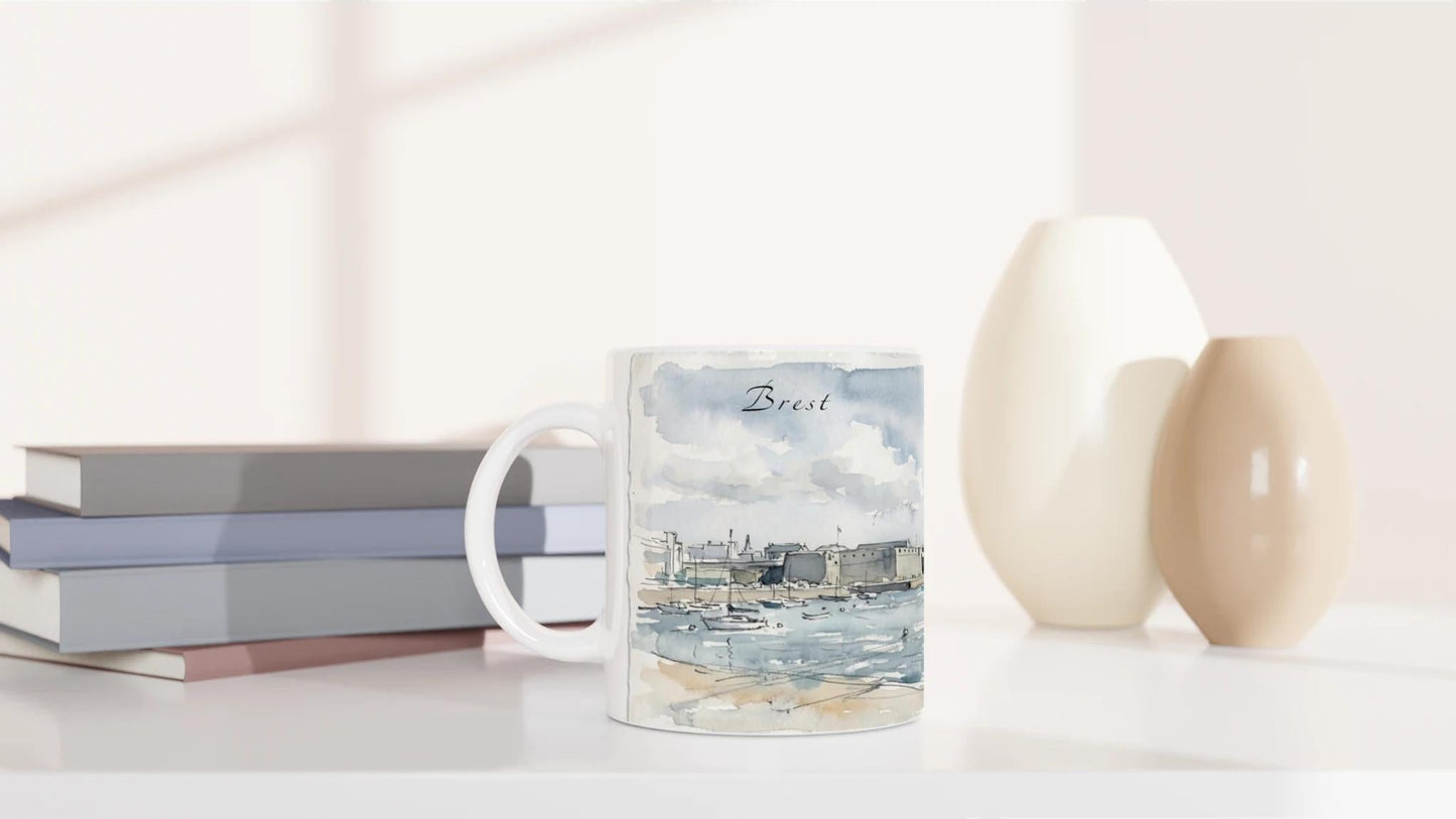 Weiße Keramiktasse mit Segelbooten im Hafen von Brest, feinen Spiegelungen und sanften blauen Aquarellflächen