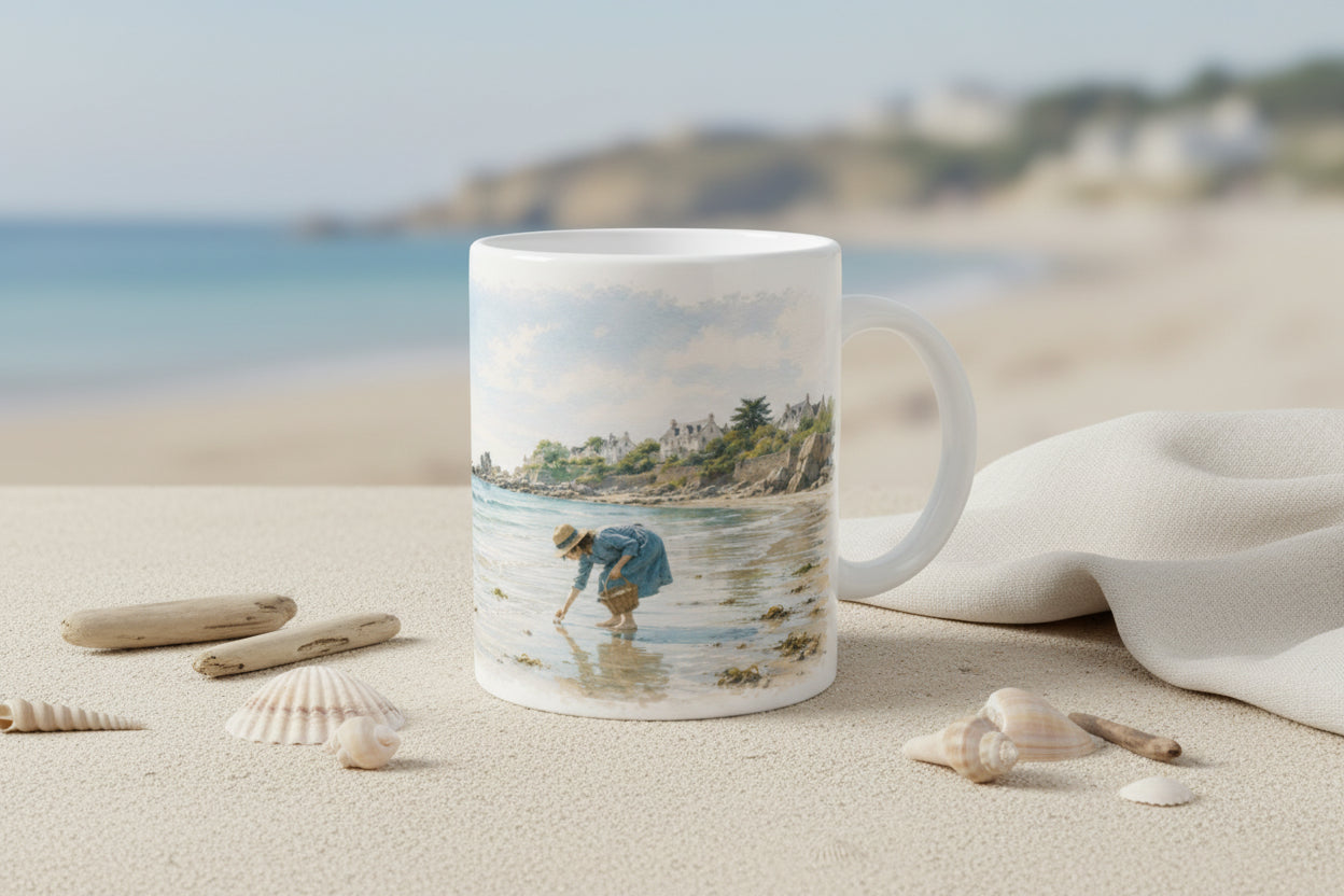 Bretagne Strand Tasse 330 ml mit feinem Aquarelldruck und viel hellem Weißraum.