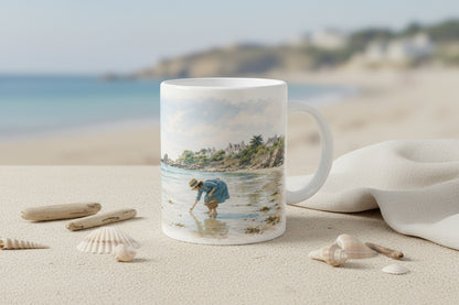 Bretagne Strand Tasse 330 ml mit feinem Aquarelldruck und viel hellem Weißraum.