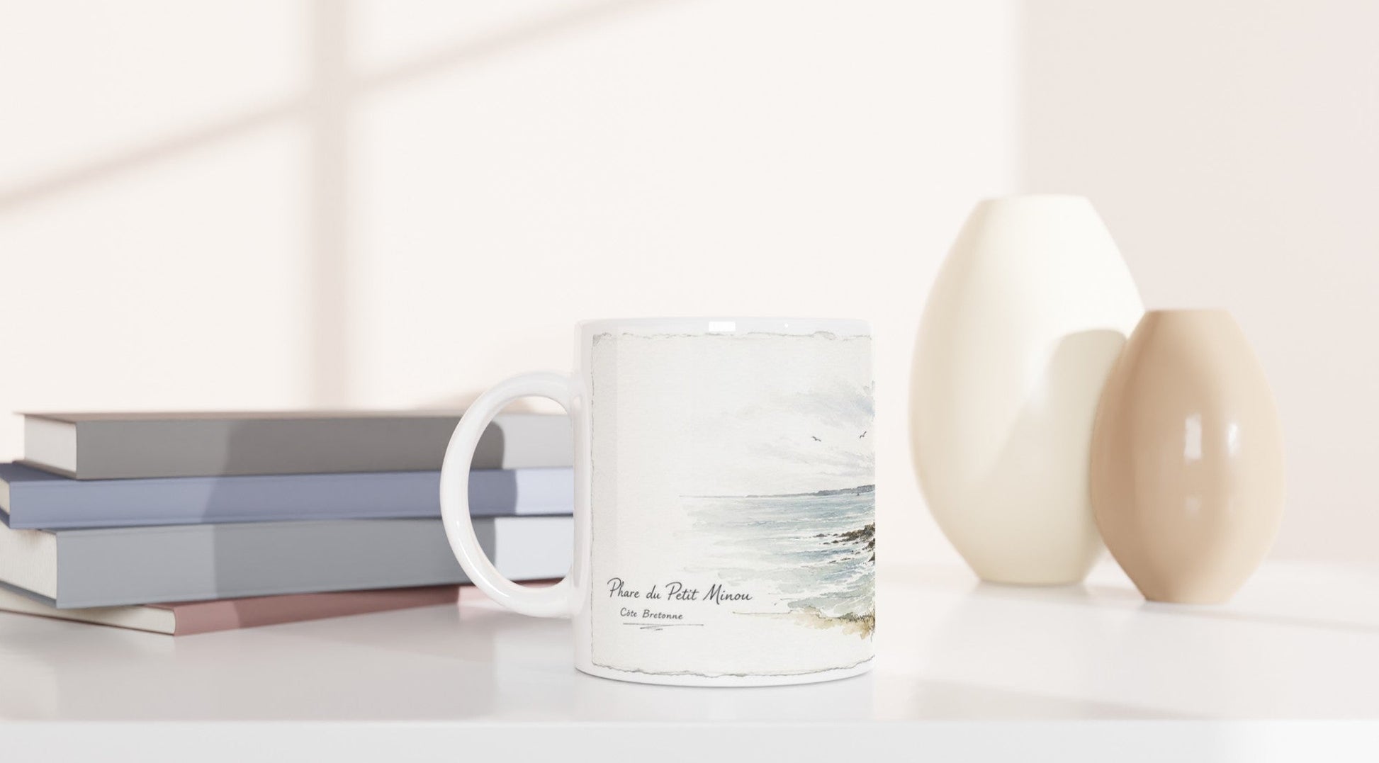Maritime Tasse mit Atlantikküste, Felsen und französischem Leuchtturm.