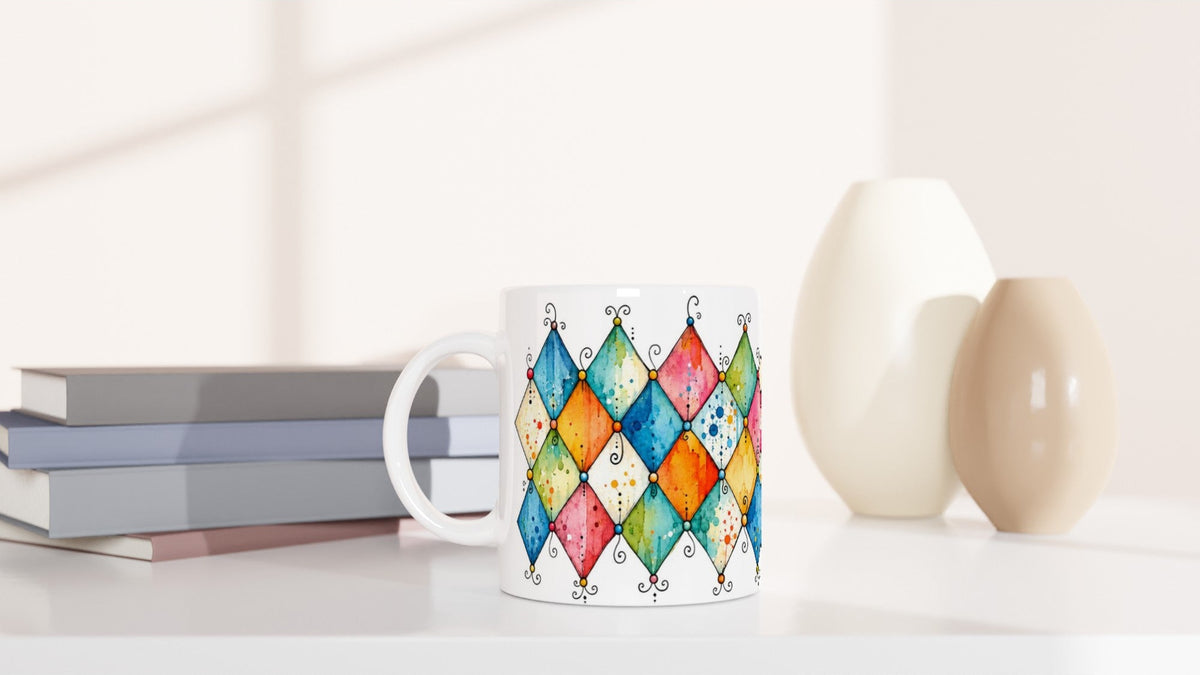 Farbenfrohes Tassenmotiv im Retro-Stil mit Rauten und leicht verlaufenden Aquarellflächen. Das Design bildet einen verspielten Kontrast zur glatten Oberfläche der Keramiktasse.