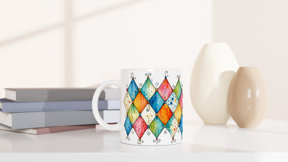 Farbenfrohes Tassenmotiv im Retro-Stil mit Rauten und leicht verlaufenden Aquarellflächen. Das Design bildet einen verspielten Kontrast zur glatten Oberfläche der Keramiktasse.