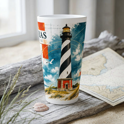 Weiße Latte-Tasse mit 440 ml und einer maritimen Vintage-Collage des Cape-Hatteras-Leuchtturms von den Outer Banks in North Carolina; Produkt-Mockup.