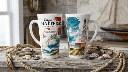 Breite Produktpräsentation einer Latte-Tasse mit Vintage-Collage des Leuchtturms Cape Hatteras; maritimes Motiv von der Atlantikküste der Vereinigten Staaten.