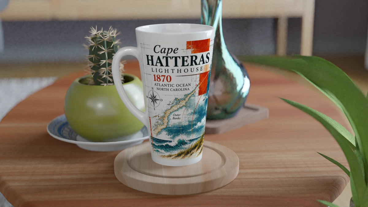 Cape-Hatteras-Leuchtturm als Vintage-Collage auf einer Latte-Tasse, eine Geschenkidee für Leuchtturm-Sammler, Amerika-Reisende und Fans maritimer Gestaltung.
