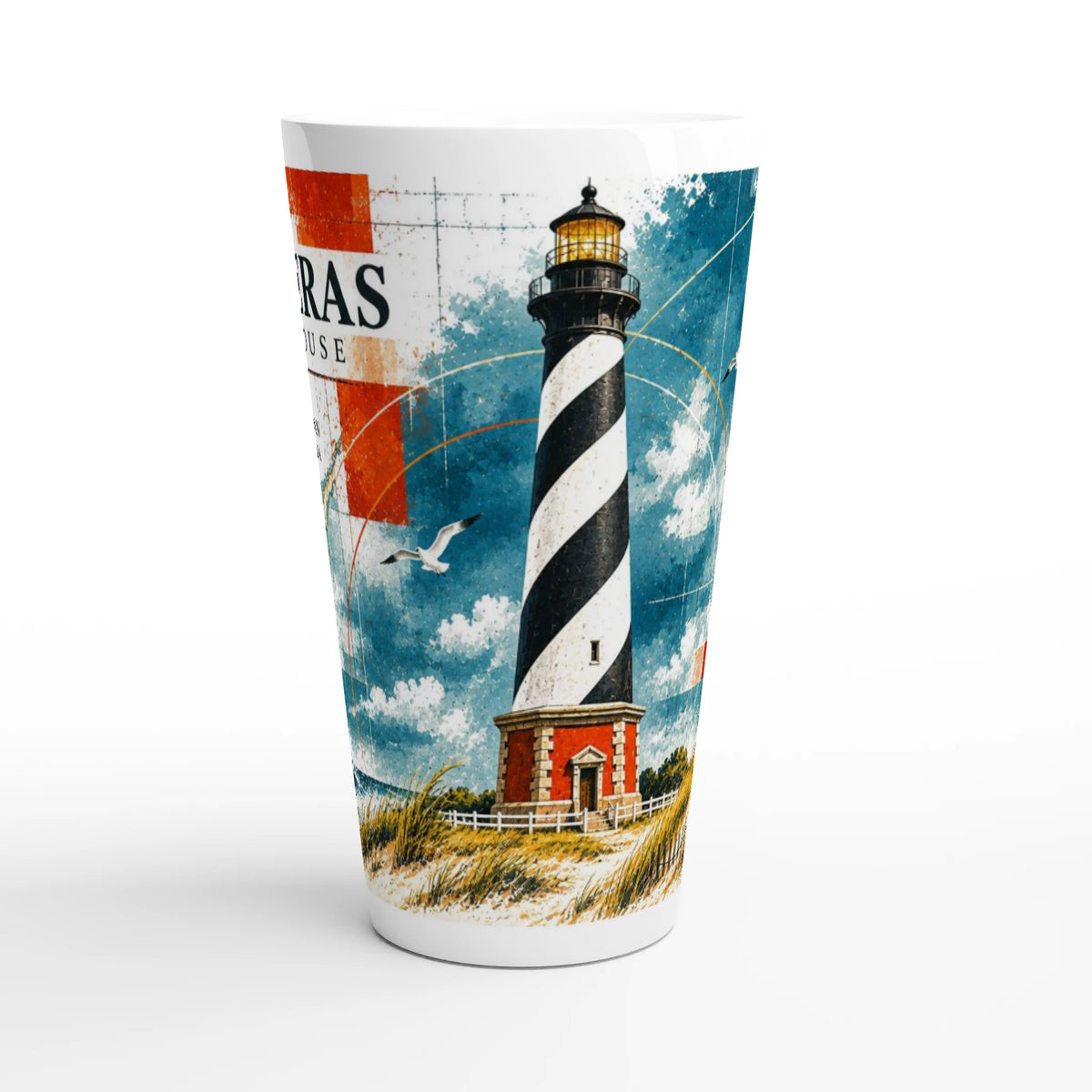 Cape Hatteras Lighthouse als nostalgisches Collagenmotiv auf einer großen weißen Latte-Tasse; eine Gestaltung mit Küstenflair und Bezug zur amerikanischen Atlantikküste.