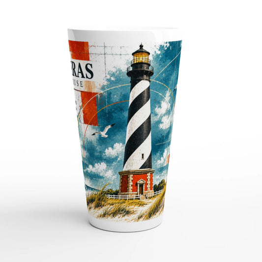 Cape Hatteras Lighthouse als nostalgisches Collagenmotiv auf einer großen weißen Latte-Tasse; eine Gestaltung mit Küstenflair und Bezug zur amerikanischen Atlantikküste.