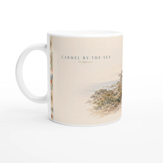 Carmel-by-the-Sea California Keramiktasse mit hellem Küsten-Aquarell in einem minimalistischen Wohnambiente neben gestapelten Büchern und cremefarbenen dekorativen Vasen