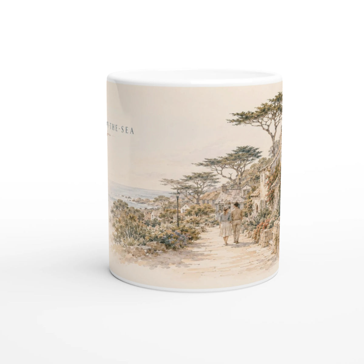 Seitliche Ansicht der Carmel-by-the-Sea California Tasse mit einem Paar auf einem hellen Spazierweg zwischen Cottages, Zypressen und üppigen Küstengärten mit Blick Richtung Pazifik