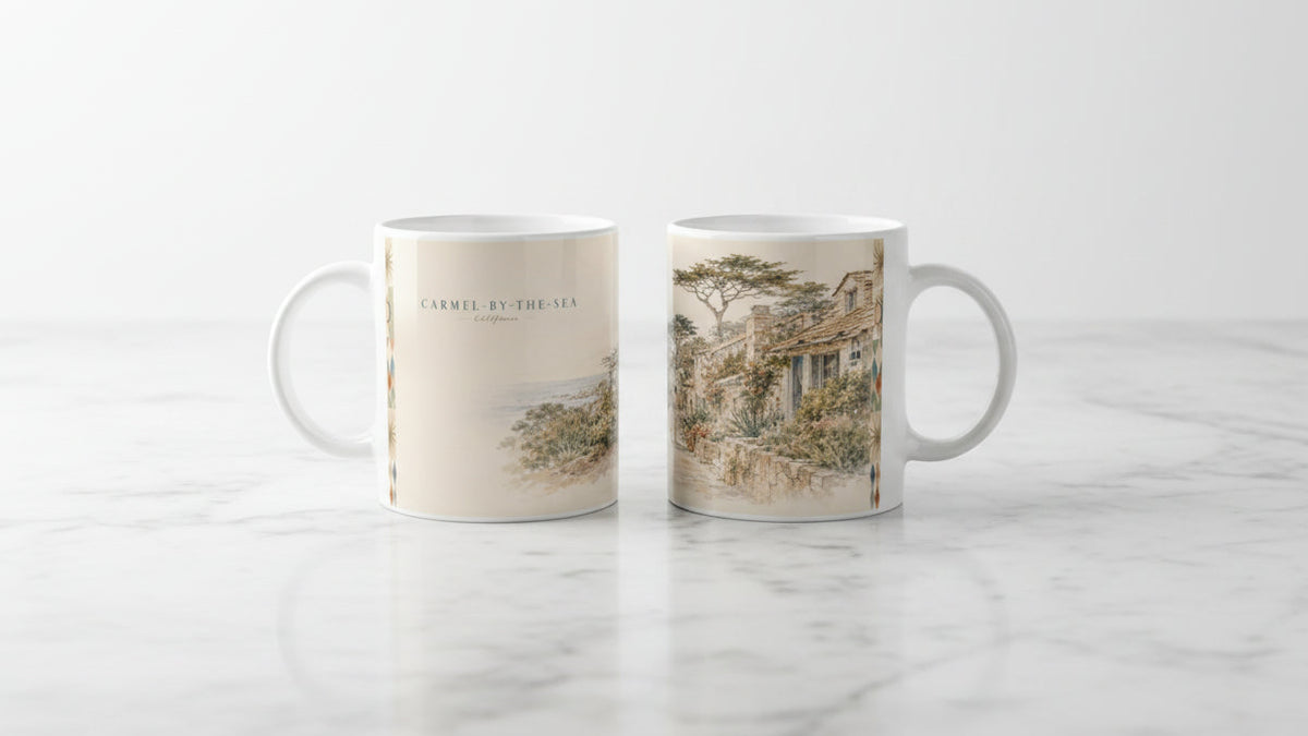 Zwei Ansichten der Carmel-by-the-Sea California Tasse zeigen das Küstenmotiv mit Schriftzug sowie die gegenüberliegende Szene mit Cottages, Natursteinmauern, Zypressen und blühenden Gärten