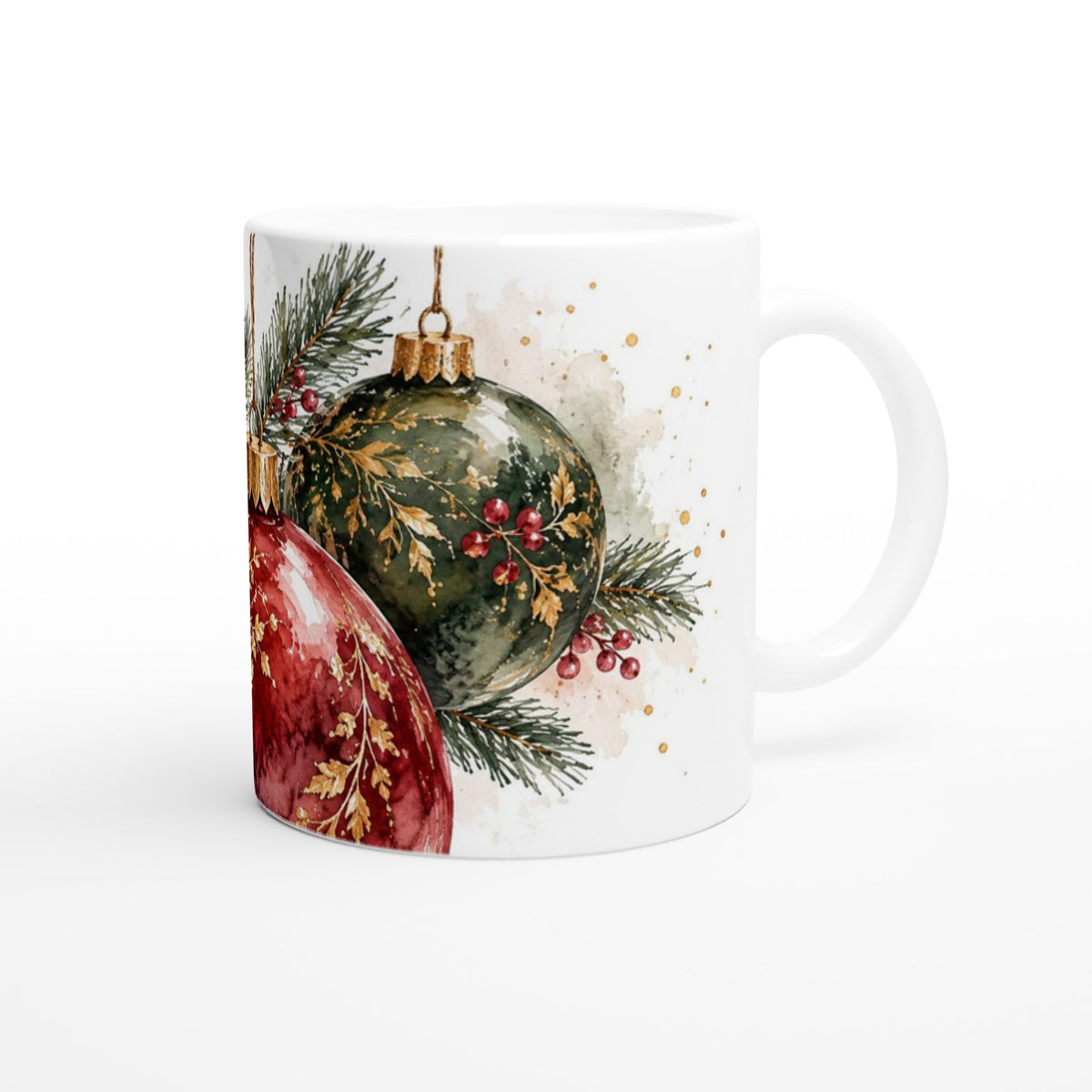Christbaumschmuck als Motiv einer weihnachtlichen Tasse mit rund 330 ml Fassungsvermögen. Rote, grüne und goldfarbene Weihnachtskugeln bilden zusammen mit Tannengrün ein festliches Dekor.