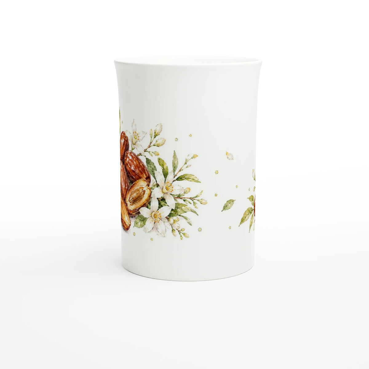 Botanische Porzellantasse mit Datteln, weißen Orangenblüten, Knospen und natürlichem Blattwerk