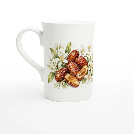 Datteln Tasse aus weißem Porzellan mit ganzen und aufgeschnittenen Datteln, weißen Blüten und Blattwerk im Aquarellstil