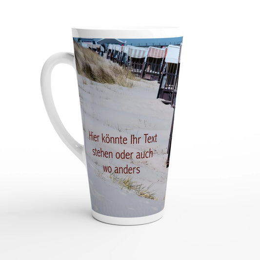 Detailansicht einer weißen, konischen Latte-Tasse mit großflächigem Strandkorbmotiv. Zu sehen sind gestreifte Stoffbezüge, geflochtene Seitenteile und dunkle Holzrahmen.