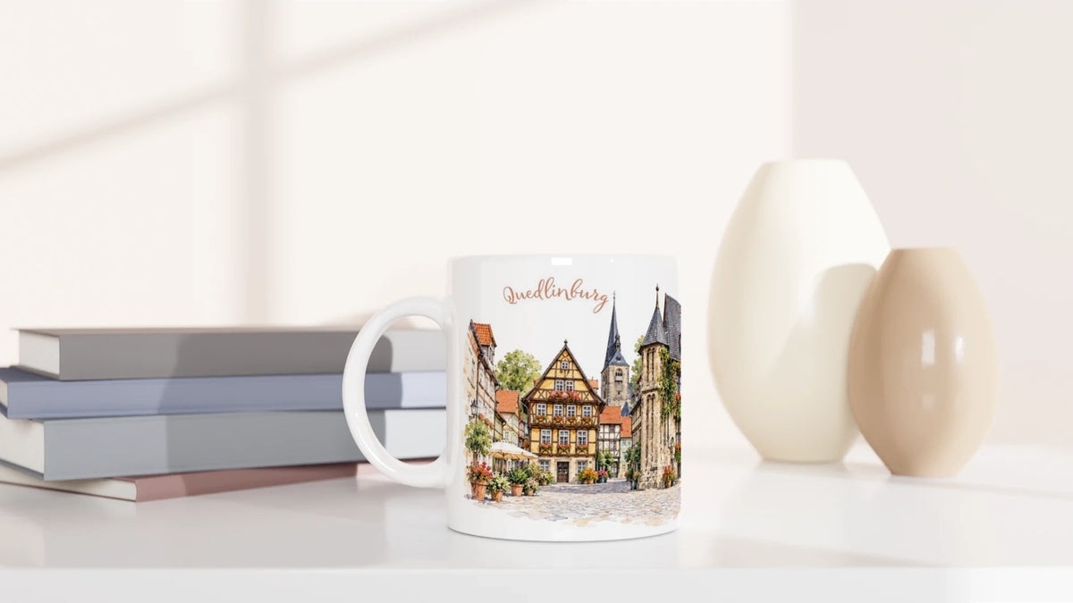 Quedlinburg Keramiktasse mit historischem Altstadtmotiv als Geschenkidee fuer Harzliebhaber, Heimatverbundene, Reisende und Freunde malerischer Fachwerkstaedte
