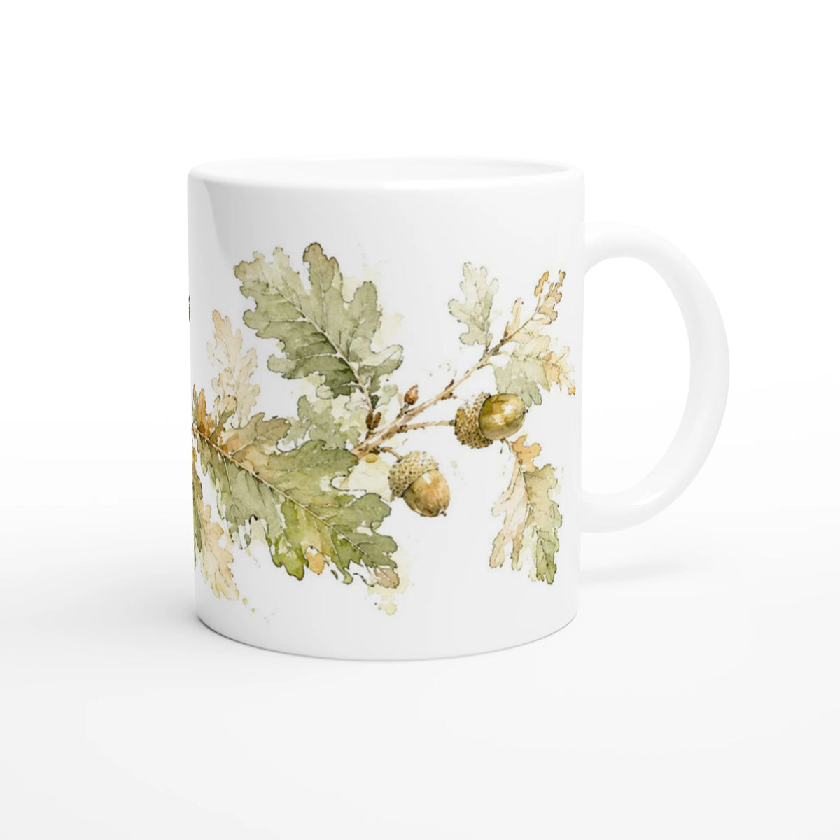 Weiße Keramiktasse mit Eichenästen, hellgrünem Eichenlaub und mehreren Eicheln in einer lockeren botanischen Aquarellgestaltung.