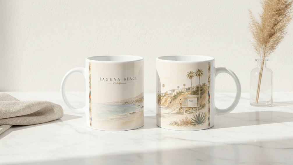 Zwei Ansichten der Laguna Beach California Keramiktasse zeigen auf einer Seite Pazifik und LAGUNA BEACH Schriftzug sowie auf der anderen Lifeguard Tower, Palmen und Küstenhäuser