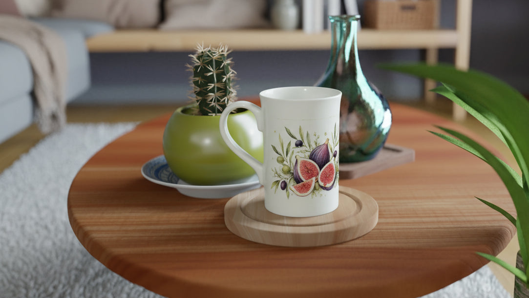 Weiße Tasse mit Feigen und Oliven als helles botanisches Aquarellmotiv mit großzügigem Weißraum