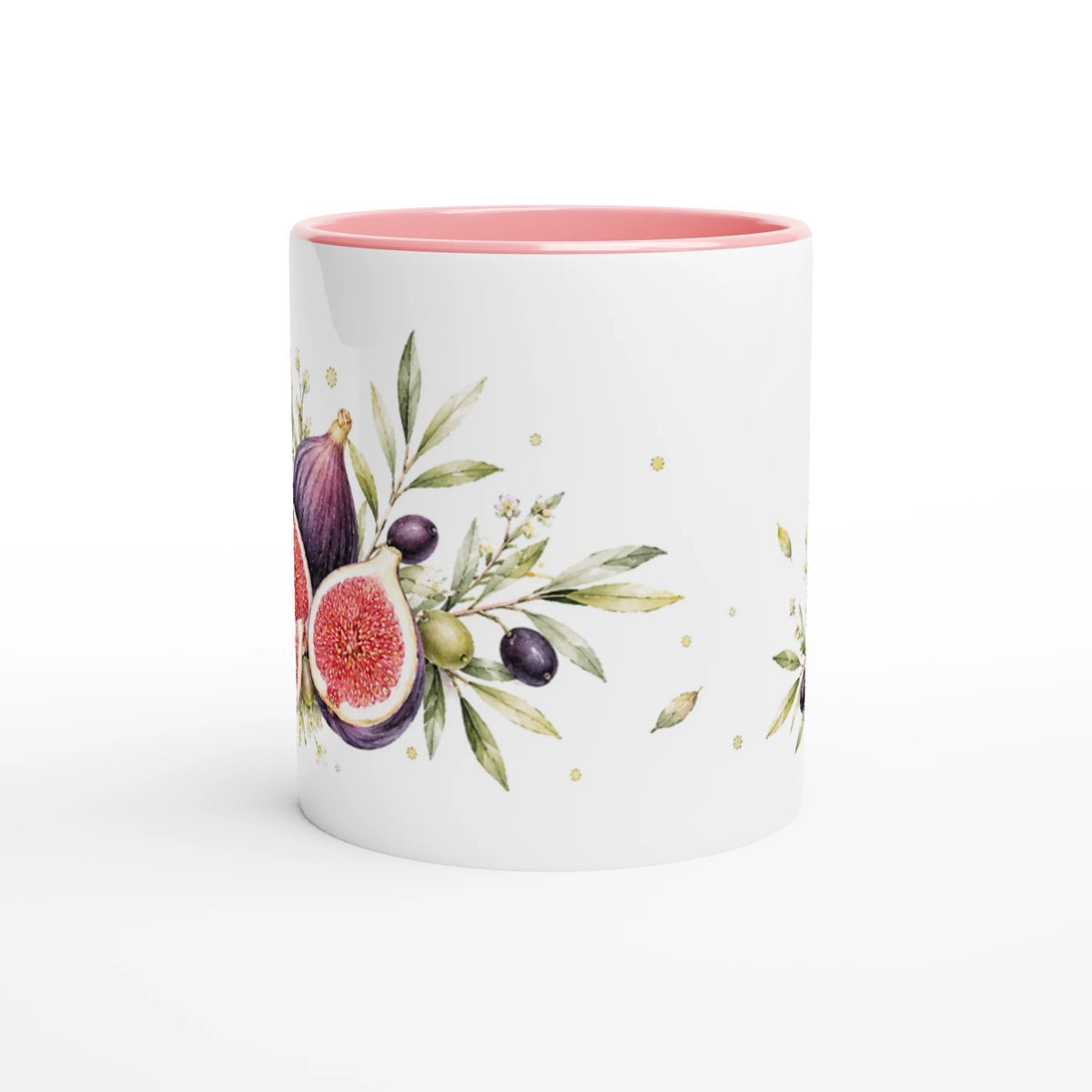 Feigen Oliven Tasse in der rosa Edition mit mediterranem Aquarellmotiv auf einem Holztisch in einem modernen Wohnambiente mit Pflanzen.