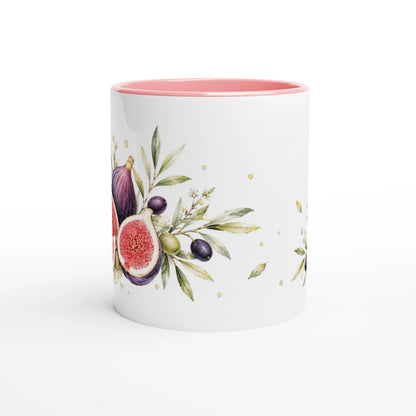 Feigen Oliven Tasse in der rosa Edition mit mediterranem Aquarellmotiv auf einem Holztisch in einem modernen Wohnambiente mit Pflanzen.