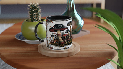 Nostalgisches Waldmotiv mit Fliegenpilz und Moos auf einer Keramiktasse. Die Illustration zeigt eine herbstlich inspirierte Pilzszene in dekorativem Vintage-Stil.
