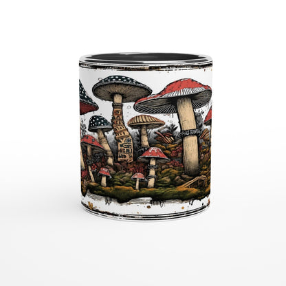 Keramiktasse mit Fliegenpilz im Vintage-Stil und einer naturinspirierten Waldszene. Das Motiv verbindet Pilze, Moos und die ruhige Stimmung eines Herbstspaziergangs.