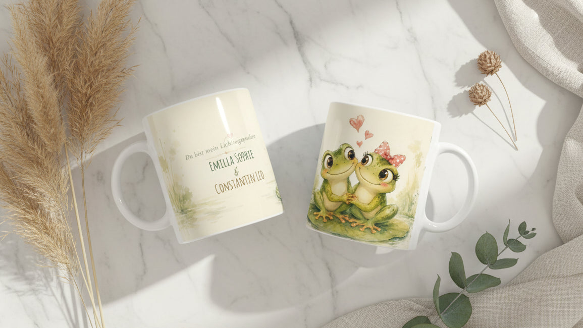 Zwei Ansichten der personalisierten Froschpaar Tasse mit zwei Namen auf einer Seite und verliebtem Froschpaar mit Herzen auf der anderen.