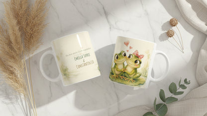 Zwei Ansichten der personalisierten Froschpaar Tasse mit zwei Namen auf einer Seite und verliebtem Froschpaar mit Herzen auf der anderen.