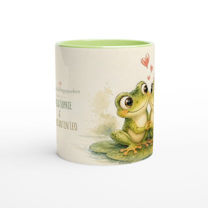 Personalisierte Froschpaar Tasse in Keramikgrün mit zwei Namen, grünem Henkel und Innenbereich sowie humorvollem Liebespaar aus zwei Fröschen.