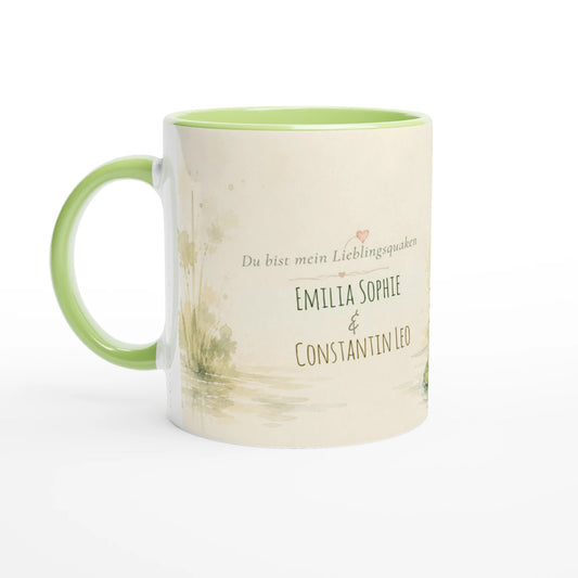 Grüne Edition der personalisierten Froschpaar Tasse mit zwei verliebten Fröschen, roten Herzen sowie grünem Henkel und grüner Innenfläche.