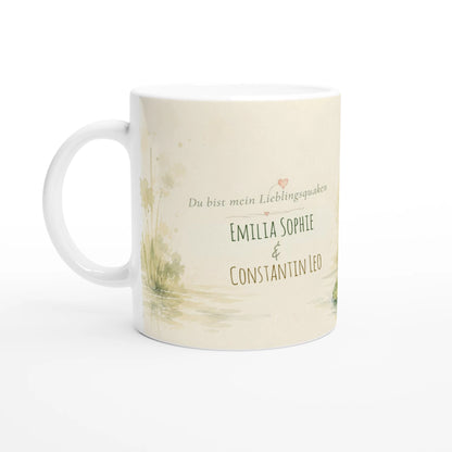 Seitliche Ansicht der personalisierten Froschpaar Tasse mit karikatureskem Frosch auf Seerosenblättern und Übergang zur personalisierten Textseite.