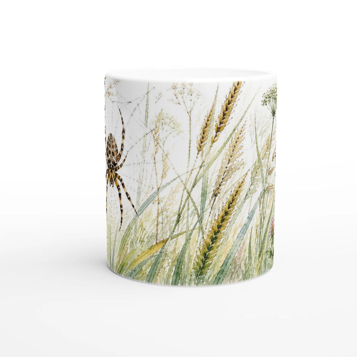 Gartenkreuzspinne Tasse 330 ml mit feinem Netz und spätsommerlichen Gräsern in einem hellen minimalistischen Wohnambiente.