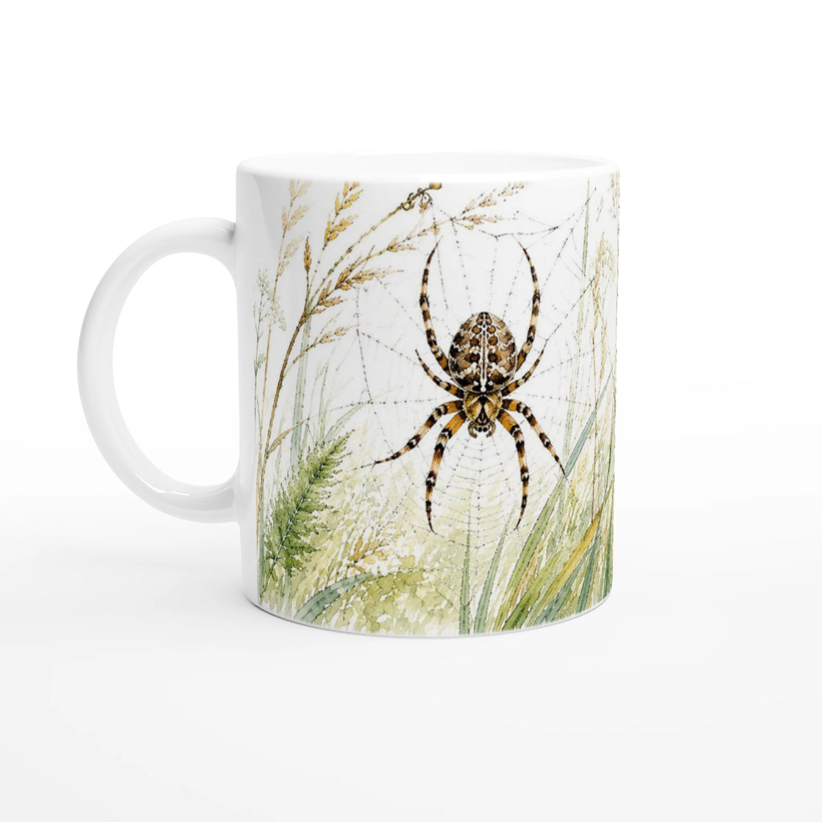 Gartenkreuzspinne Tasse 330 ml mit großer braun gezeichneter Kreuzspinne in einem feinen Spinnennetz zwischen hohen Wiesengräsern im Aquarellstil.