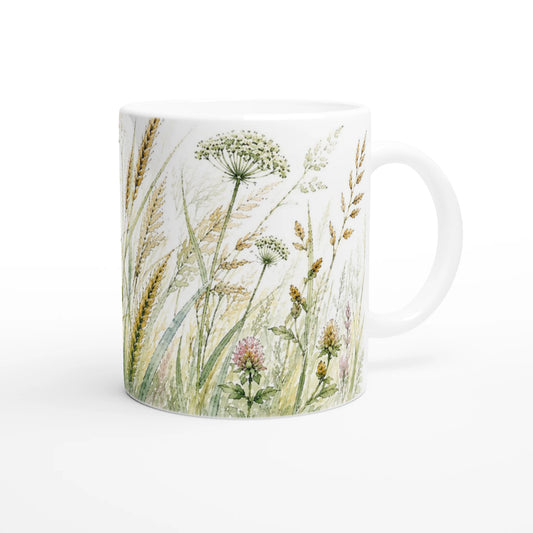 Weiße Gartenkreuzspinne Tasse mit Spinnennetz und aquarellierten Wiesengräsern auf einem Holztisch in einem natürlichen Wohnambiente.