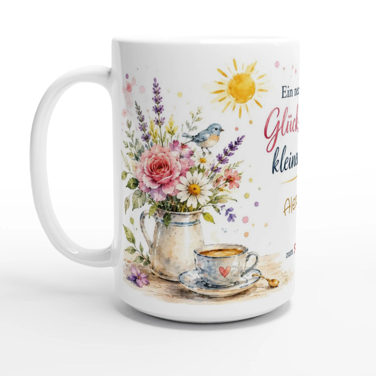 Seitliche Ansicht der personalisierten Geburtstagstasse mit Blumenstrauß, kleinem Vogel, Sonne und Kaffeetasse in lockerer Aquarellgestaltung.