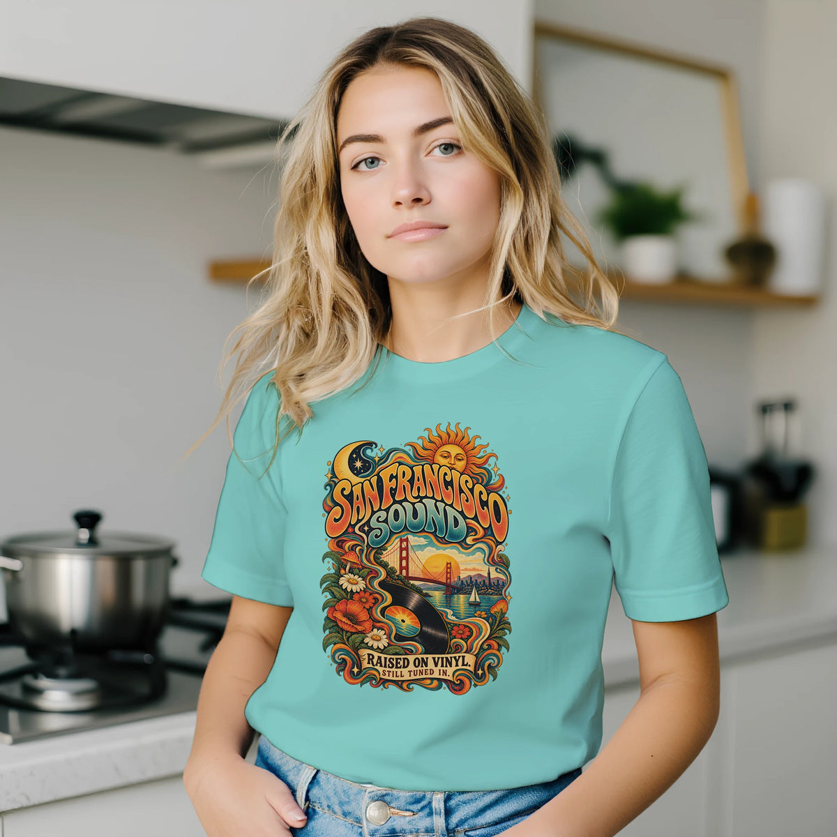 Unisex T-Shirt mit San-Francisco-Motiv aus Golden Gate Bridge und Vinyl-Schallplatte. Die Kombination aus berühmtem Wahrzeichen und Musiknostalgie erinnert an den kalifornischen Retro-Stil.