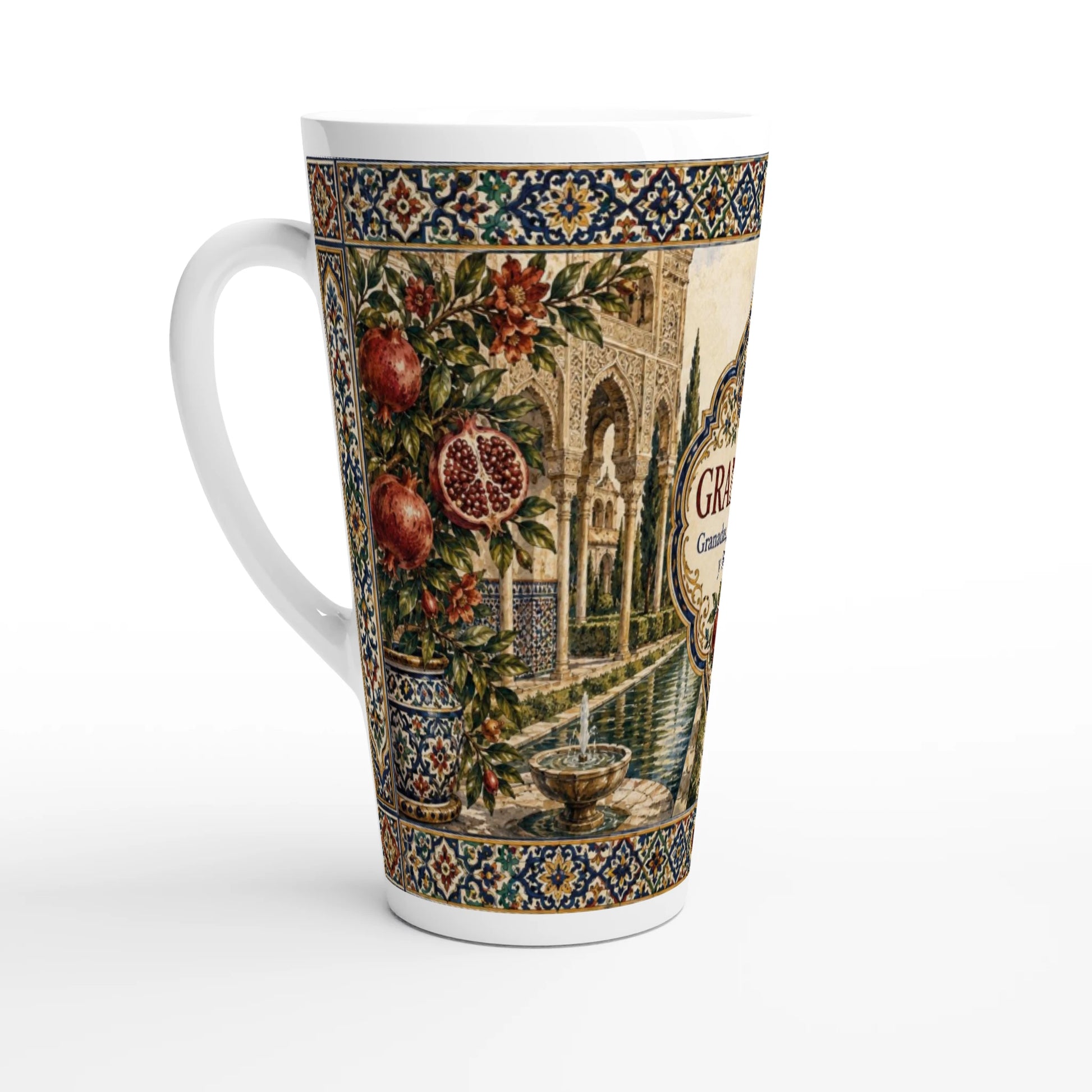 Granada Latte Tasse mit maurisch inspiriertem Innenhof, filigranen Arkaden, Wasserbecken und kleinem Brunnen