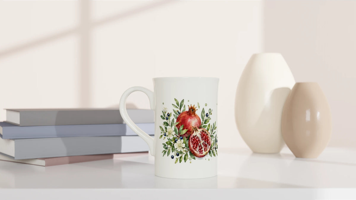 Granatapfel Tasse 295 ml mit ganzer und geöffneter Frucht in leuchtenden Rot- und Grüntönen
