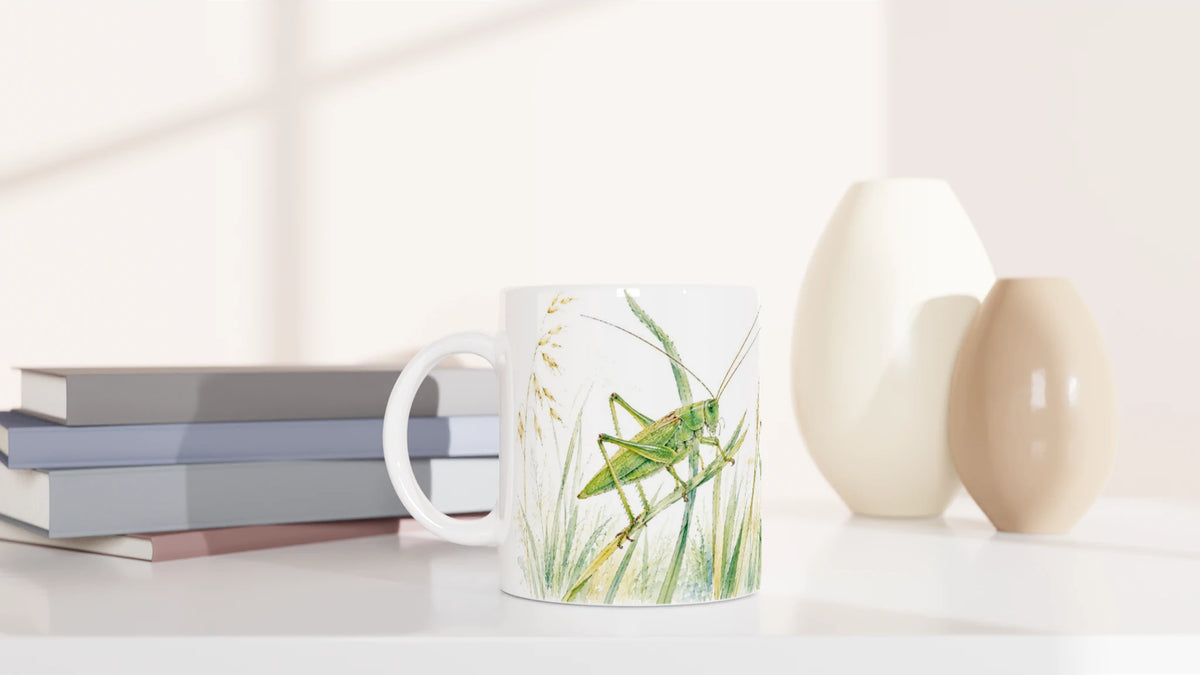 Grünes Heupferd Tasse aus der Wild Companions Collection mit aquarellierter Sommerwiese aus Halmen, Ähren und feinen Naturgräsern.