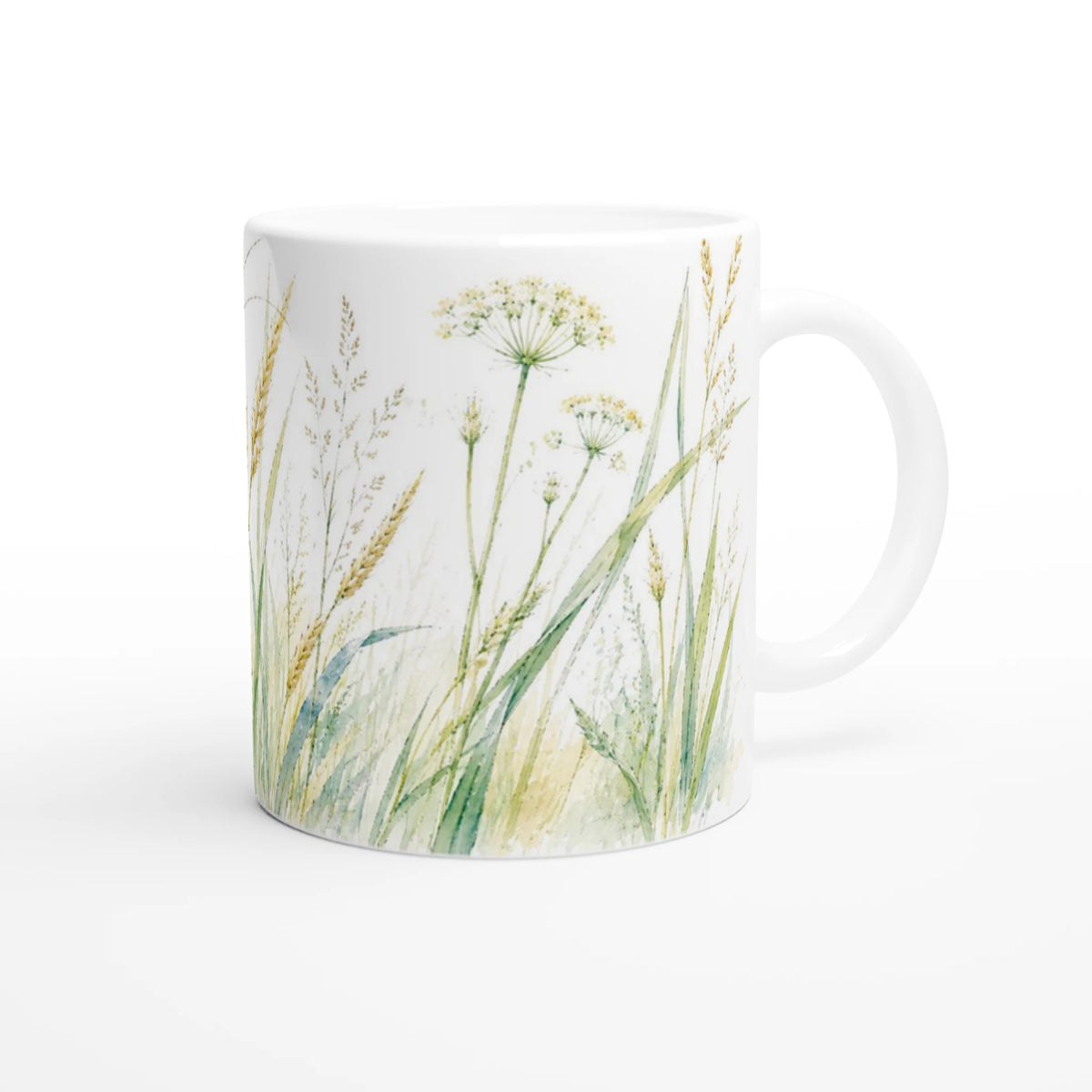 Weiße Keramiktasse mit Grünem Heupferd und sommerlicher Wiesenillustration auf einem Holztisch in einem natürlichen Wohnambiente.