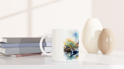 Weiße Kaffeetasse mit Hamburg Stadtmotiv, Hafenarchitektur und maritimen Details