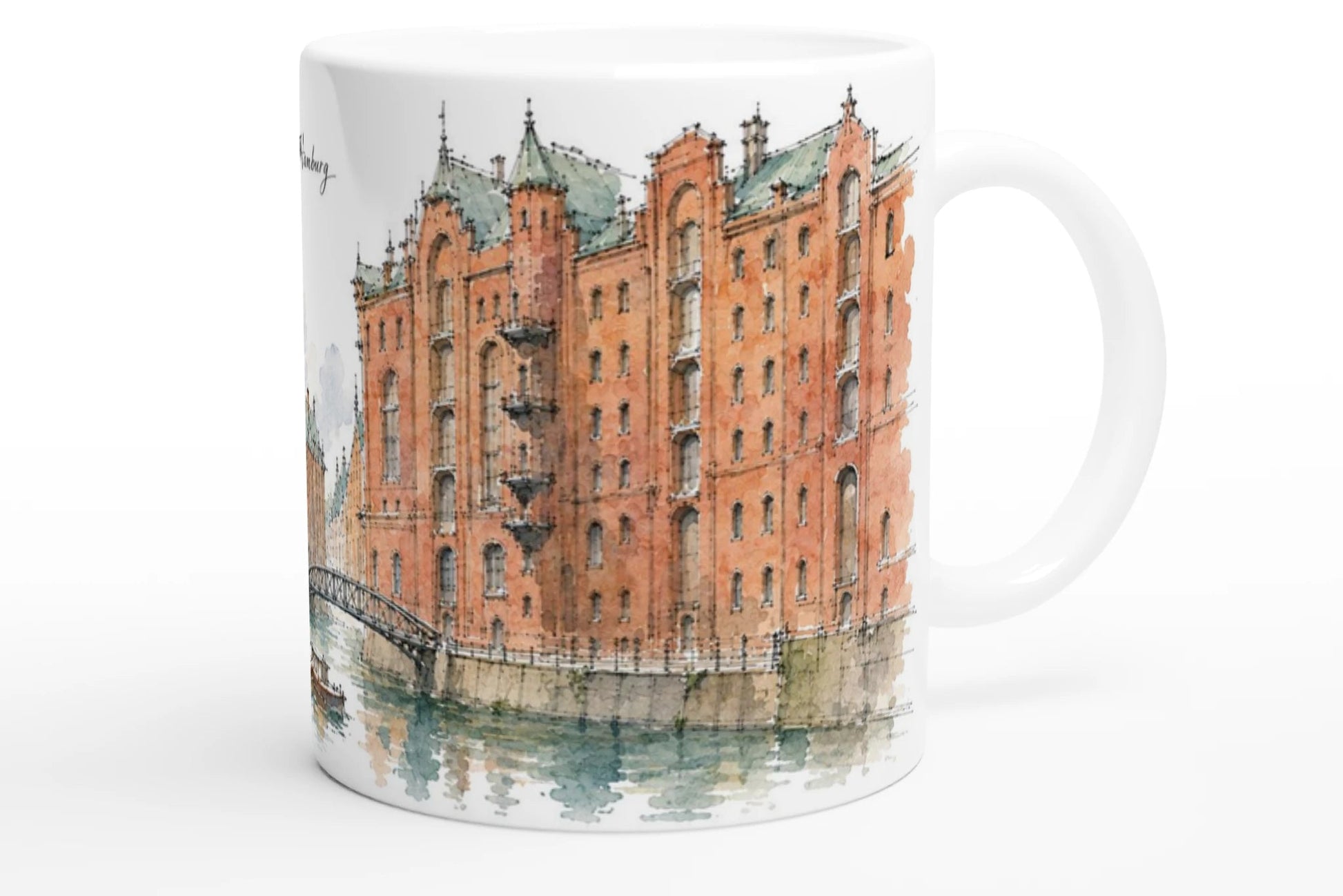 Weiße Keramiktasse mit einem kleinen Boot im Fleet zwischen den historischen Gebaeuden der Hamburger Speicherstadt