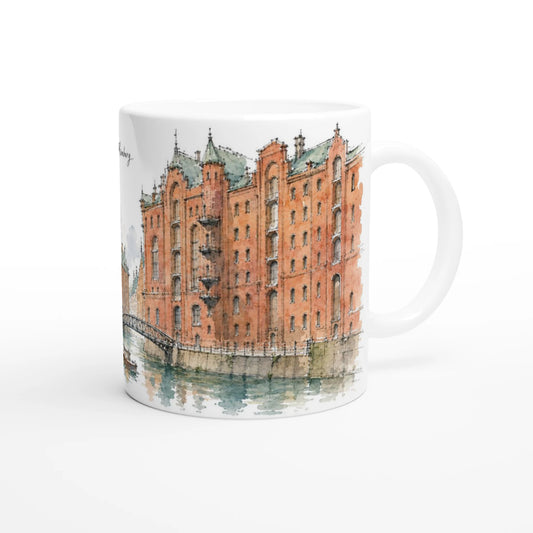 Weiße Keramiktasse mit einem kleinen Boot im Fleet zwischen den historischen Gebaeuden der Hamburger Speicherstadt