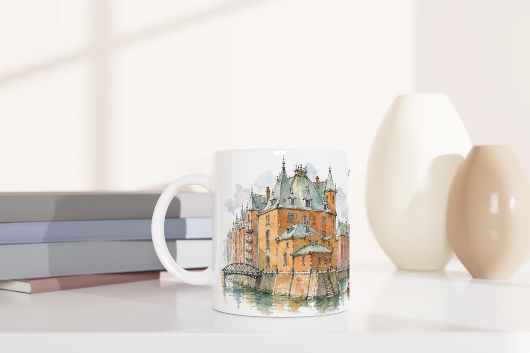 Detailansicht der Hamburg Tasse mit Speicherstadt, hohen Backsteinfassaden und gruenen Kupferdaechern