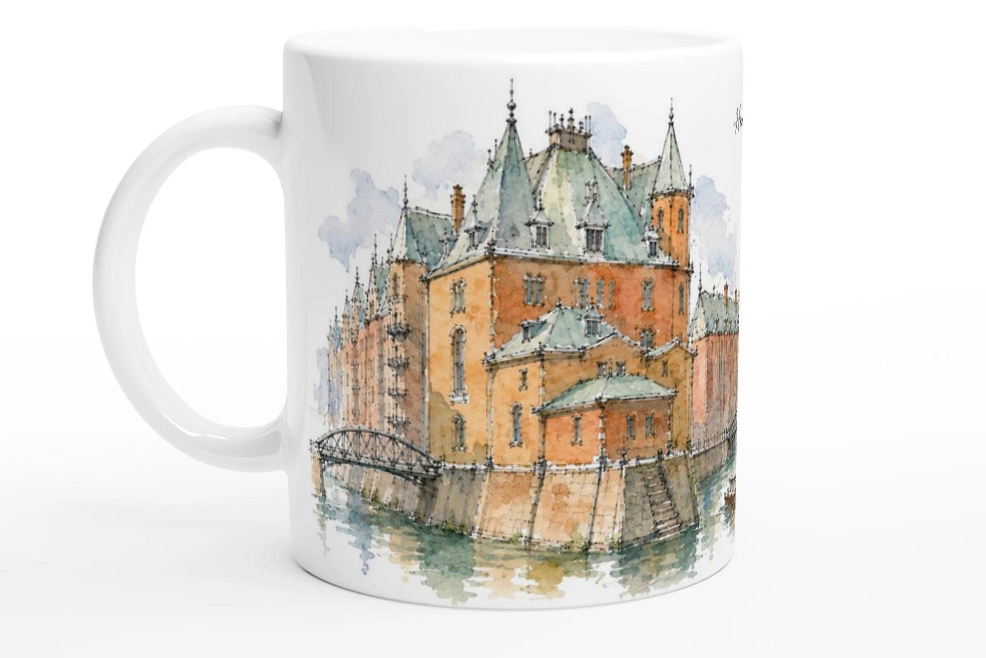 Hamburg Tasse 330 ml mit der Speicherstadt, filigranen Bruecken, Backsteingebaeuden und ruhigem Wasser im Aquarellstil