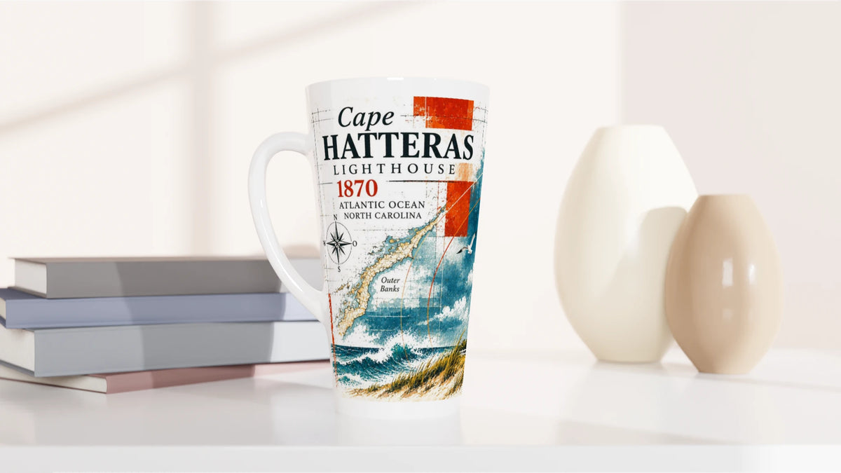 Große Keramik-Latte-Tasse mit nostalgischem Cape-Hatteras-Lighthouse-Motiv, das die Leuchtturmgeschichte und maritime Reiseatmosphäre der Outer Banks aufgreift.