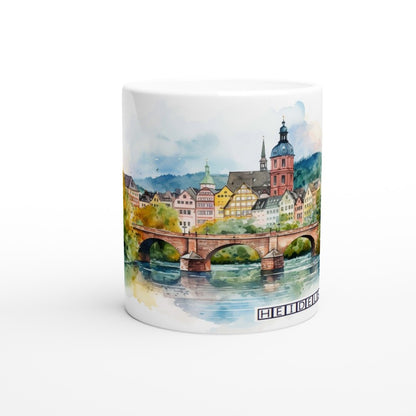 Weiße Keramiktasse mit Heidelberg am Neckar und romantischer Flusslandschaft im Aquarellstil